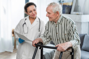 Cu Ce Se Ocupă un Medic Geriatru: Expertiza în Îngrijirea Persoanelor în Vârstă
