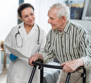 Cu Ce Se Ocupă un Medic Geriatru: Expertiza în Îngrijirea Persoanelor în Vârstă