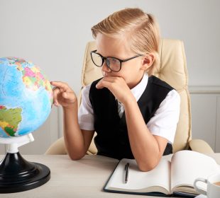 De ce copiii mici învață mai repede limbi străine?