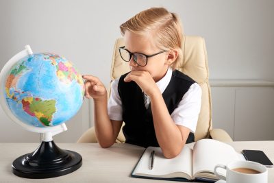 De ce copiii mici învață mai repede limbi străine?