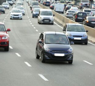 Cum te ajută monitorizarea GPS să reduci costurile flotei