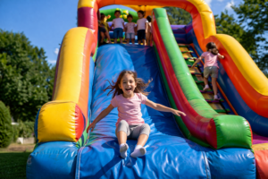 Câte minute este ideal să dureze o tură pe toboganul gonflabil?