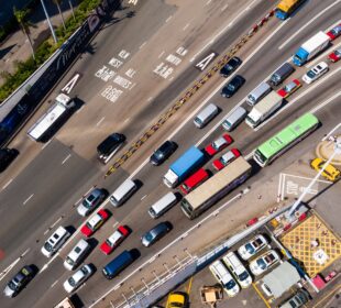 Cum crește monitorizarea GPS eficiența șoferilor și siguranța vehiculelor