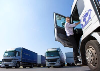 Monitorizare GPS flotă auto vs. metode tradiționale de gestionare vehicule